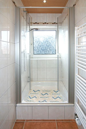 Ferienhaus „Kehrwieder“ - separate Dusche im Obergeschoss