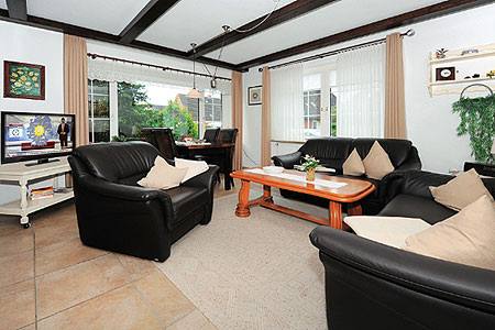 Ferienhaus „Kehrwieder“ - Wohnzimmer mit integriertem Küchenbereich im Erdgeschoss