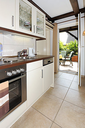 Ferienhaus „Kehrwieder“ - Wohnzimmer mit integriertem Küchenbereich im Erdgeschoss