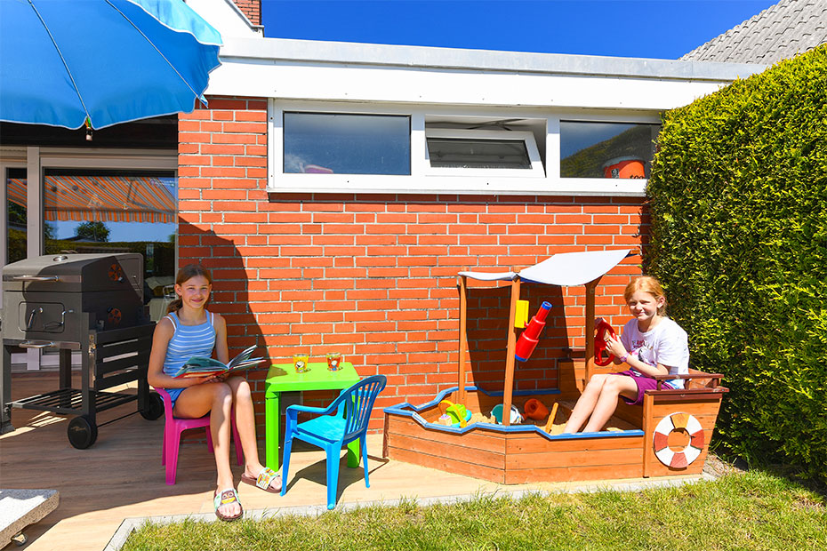 Ferienhaus „Kleine Möwe“ - Terrasse und Garten