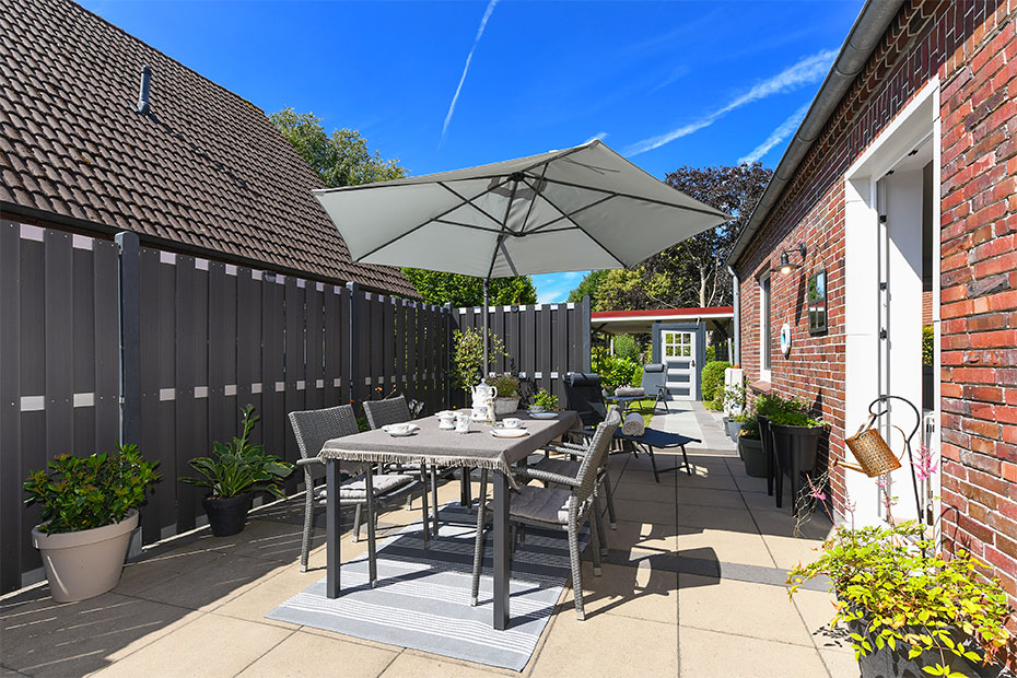 Ferienhaus „Moorgeist“ - Terrasse mit Strandkorb