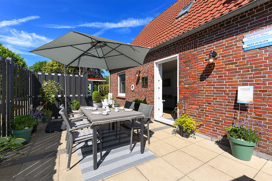 Ferienhaus „Moorgeist“ - Terrasse mit Strandkorb