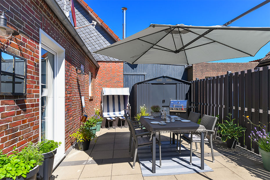 Ferienhaus „Moorgeist“ - Terrasse mit Strandkorb