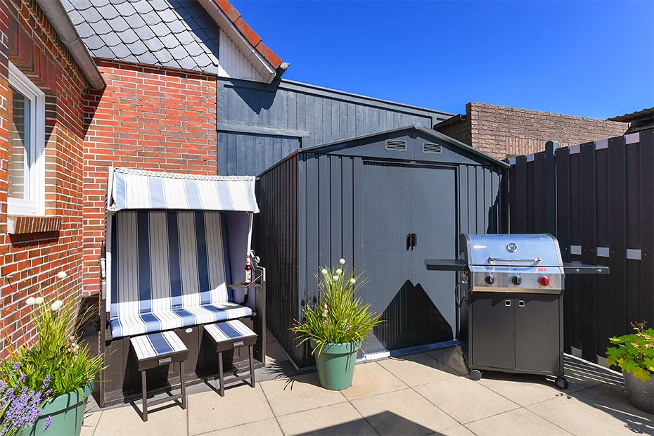 Ferienhaus „Moorgeist“ - Terrasse mit Strandkorb