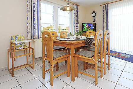 Ferienhaus „Nico“ - Wohnzimmer mit integriertem Küchenbereich