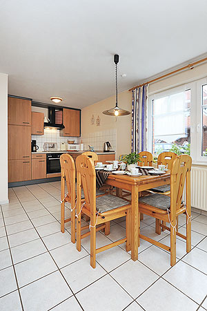 Ferienhaus „Nico“ - Wohnzimmer mit integriertem Küchenbereich