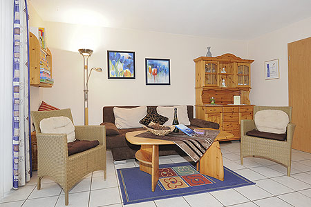 Ferienhaus „Nico“ - Wohnzimmer mit integriertem Küchenbereich