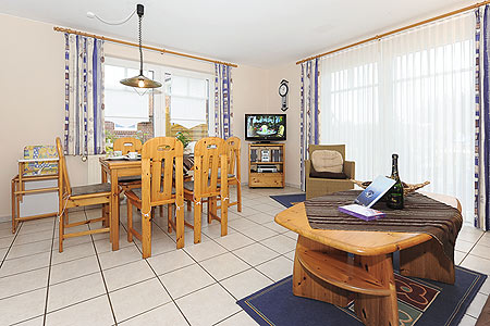 Ferienhaus „Nico“ - Wohnzimmer mit integriertem Küchenbereich