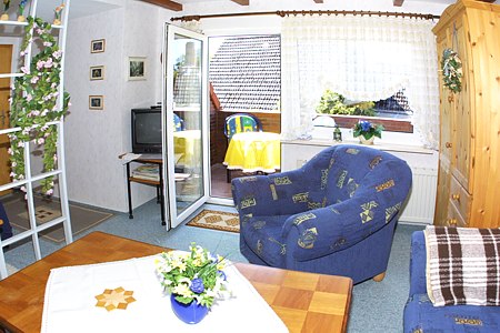 Ferienwohnung „Riegstra“ - Wohnzimmer mit abgeteiltem Schlafbereich