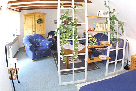 Ferienwohnung „Riegstra“ - Wohnzimmer mit abgeteiltem Schlafbereich