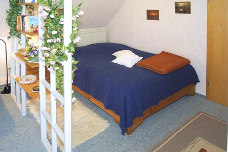 Ferienwohnung „Riegstra“ - Wohnzimmer mit abgeteiltem Schlafbereich