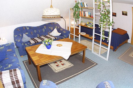 Ferienwohnung „Riegstra“ - Wohnzimmer mit abgeteiltem Schlafbereich