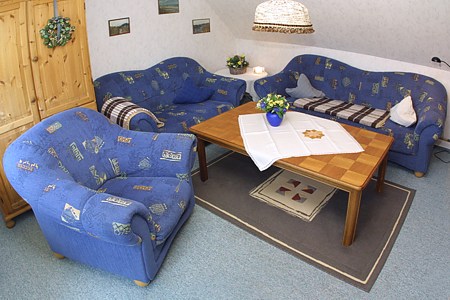 Ferienwohnung „Riegstra“ - Wohnzimmer mit abgeteiltem Schlafbereich