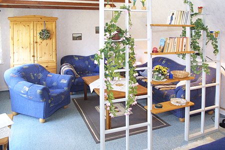 Ferienwohnung „Riegstra“ - Wohnzimmer mit abgeteiltem Schlafbereich