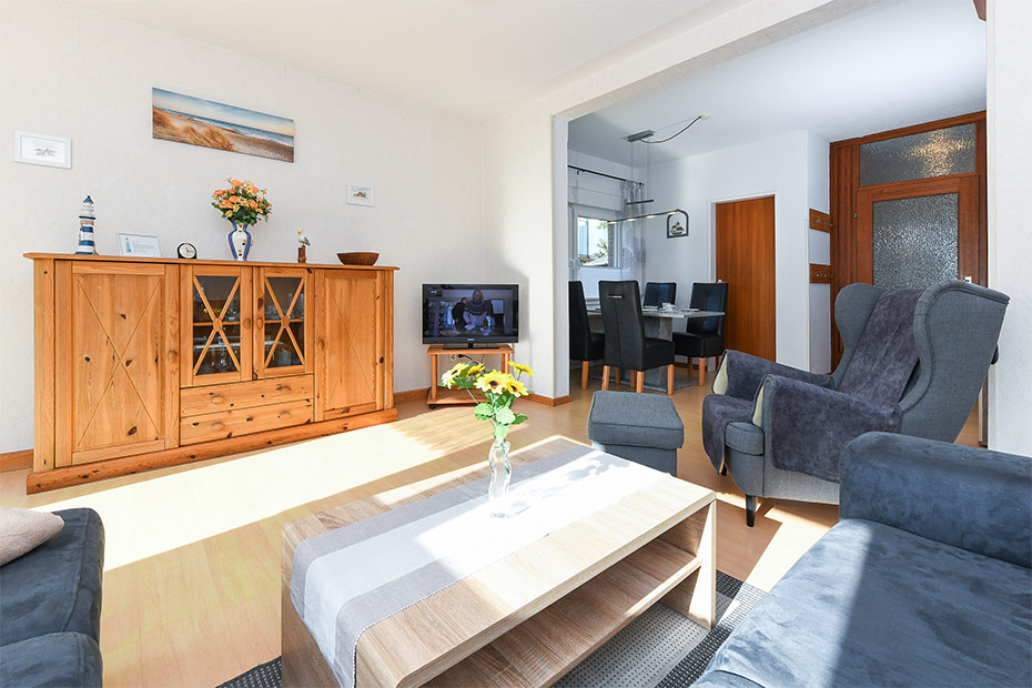 Ferienhaus „Schlatt“ - Wohnzimmer mit Essgruppe