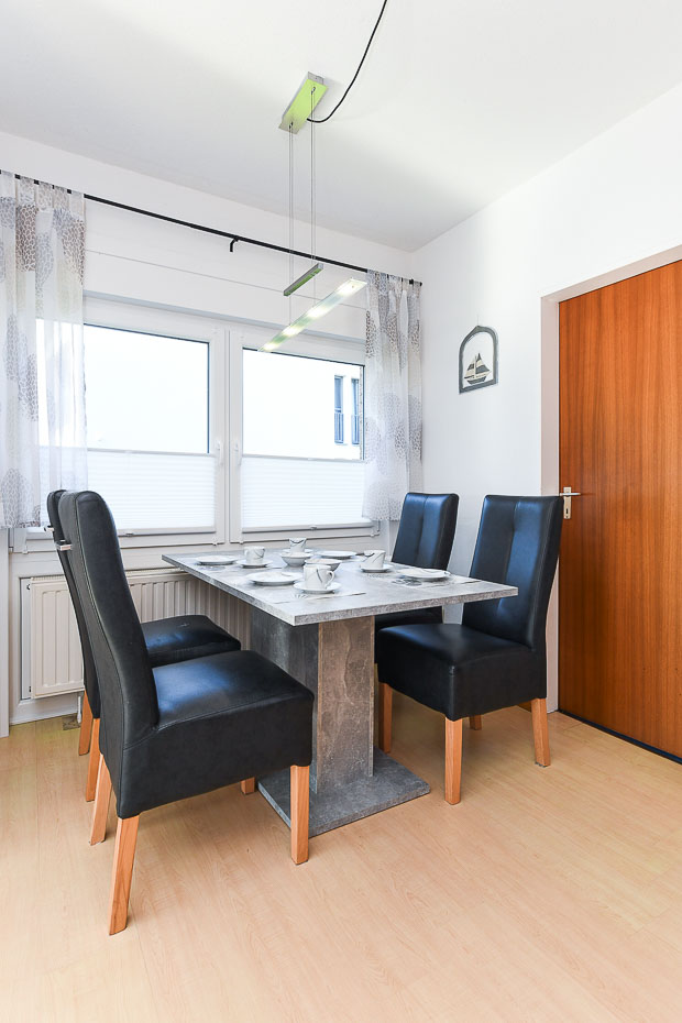 Ferienhaus „Schlatt“ - Wohnzimmer mit Essgruppe