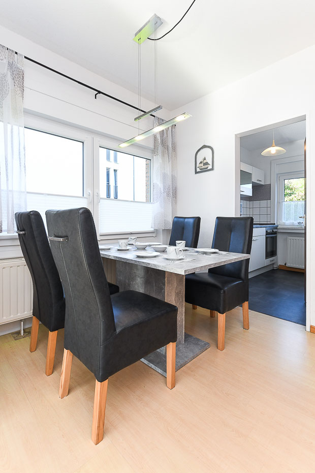 Ferienhaus „Schlatt“ - Wohnzimmer mit Essgruppe