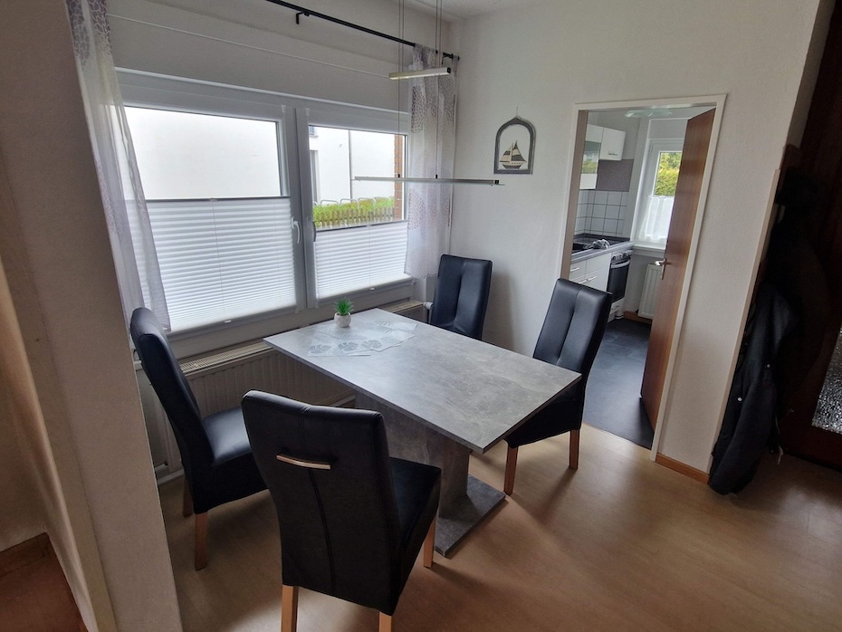 Ferienhaus „Schlatt“ - Wohnzimmer mit Essgruppe
