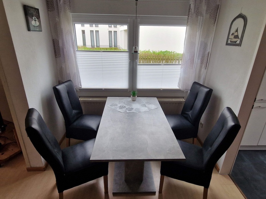 Ferienhaus „Schlatt“ - Wohnzimmer mit Essgruppe