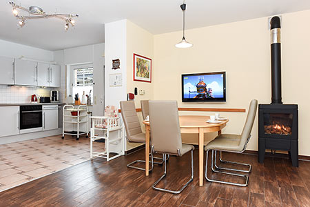 Ferienhaus „Schmidt-Rottluff“ - Wohnzimmer mit integriertem Küchenbereich