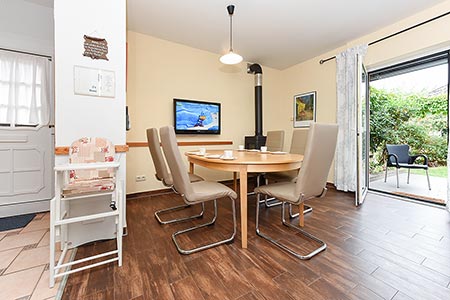 Ferienhaus „Schmidt-Rottluff“ - Wohnzimmer mit integriertem Küchenbereich