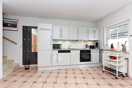 Ferienhaus „Schmidt-Rottluff“ - Wohnzimmer mit integriertem Küchenbereich