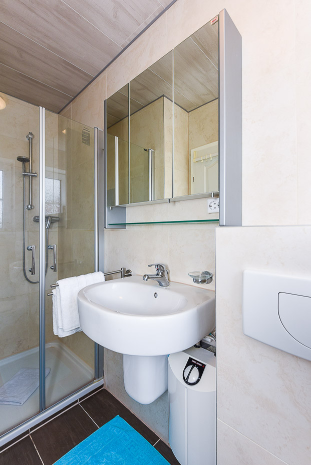 Ferienhaus „Nordliebe“ - Badezimmer im Erdgeschoss