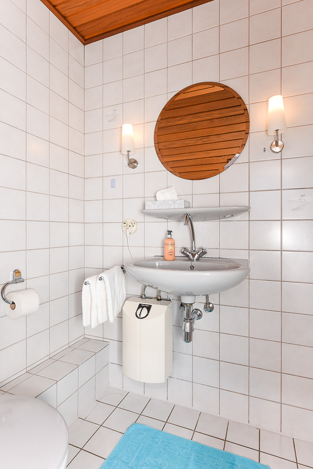Ferienhaus „Nordliebe“ - Badezimmer im Obergeschoss