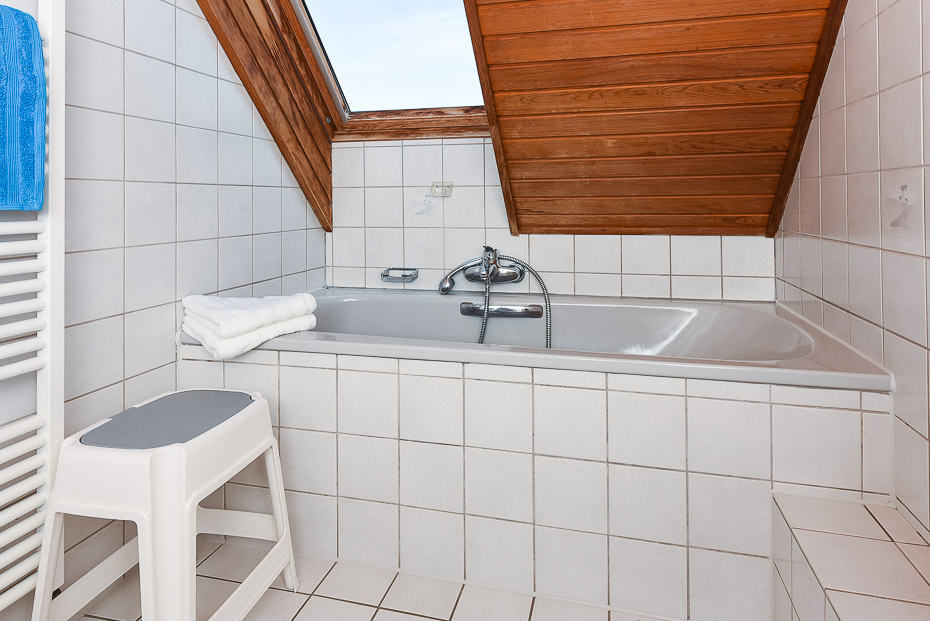 Ferienhaus „Nordliebe“ - Badezimmer im Obergeschoss