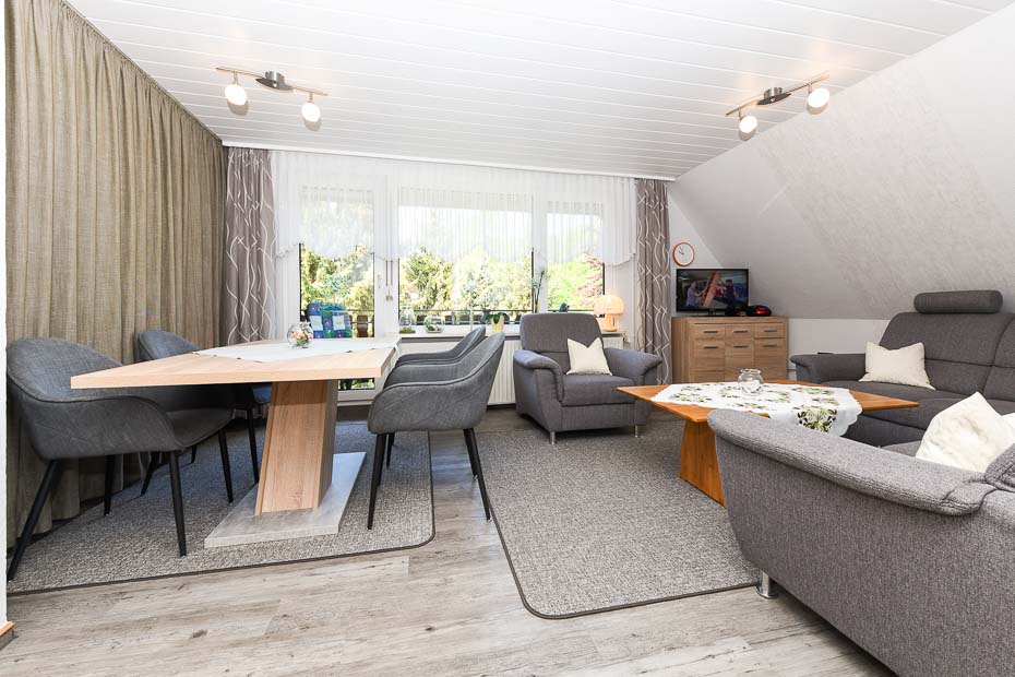 Ferienwohnung groß - Wohnzimmer mit integriertem Küchenbereich