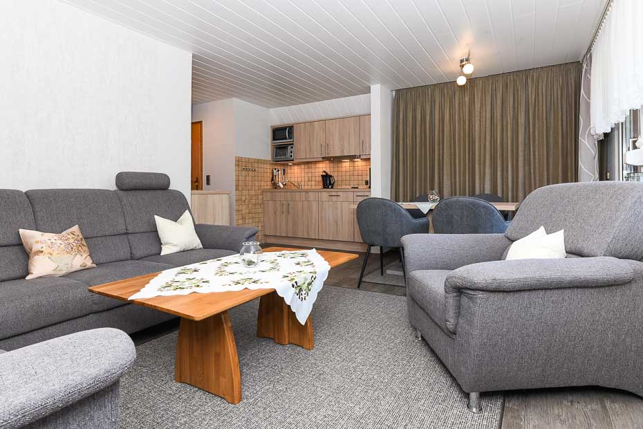 Ferienwohnung groß - Wohnzimmer mit integriertem Küchenbereich