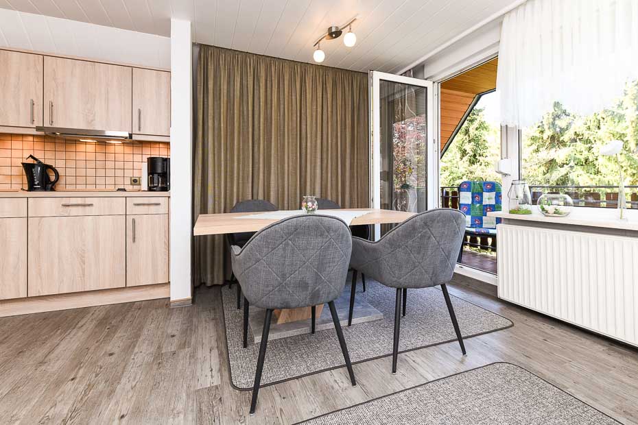 Ferienwohnung groß - Wohnzimmer mit integriertem Küchenbereich