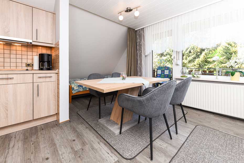 Ferienwohnung groß - Wohnzimmer mit integriertem Küchenbereich