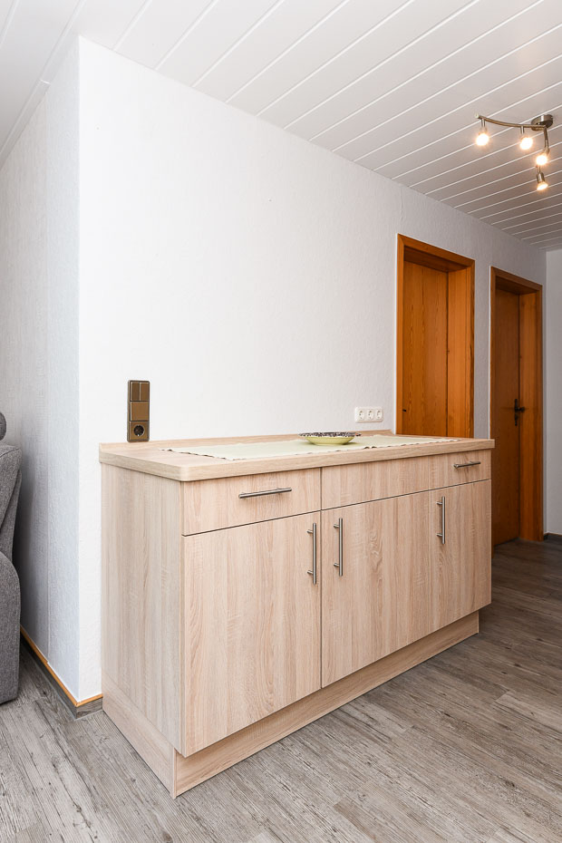 Ferienwohnung groß - Wohnzimmer mit integriertem Küchenbereich