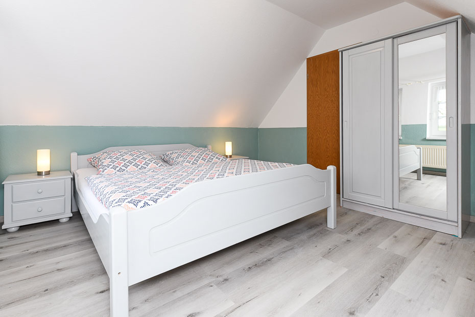 Ferienhaus - Schlafzimmer 1 im Obergeschoss