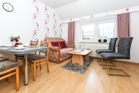 Ferienwohnung I - Wohnzimmer mit integriertem Küchenbereich