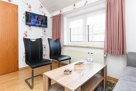 Ferienwohnung II - Wohnzimmer mit integriertem Küchenbereich