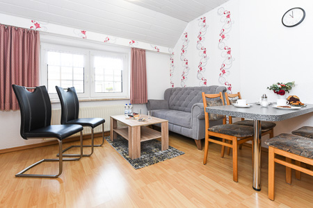 Ferienwohnung II - Wohnzimmer mit integriertem Küchenbereich