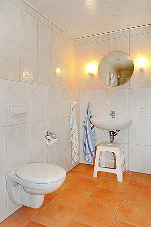 Ferienwohnung V - Badezimmer im Erdgeschoss