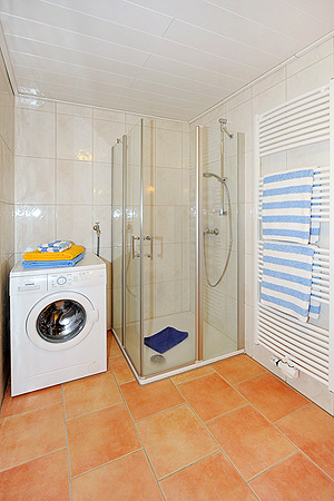 Ferienwohnung V - Badezimmer im Erdgeschoss