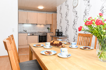 Ferienwohnung V - Wohnzimmer mit integriertem Küchenbereich