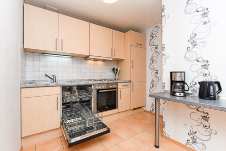 Ferienwohnung V - Wohnzimmer mit integriertem Küchenbereich