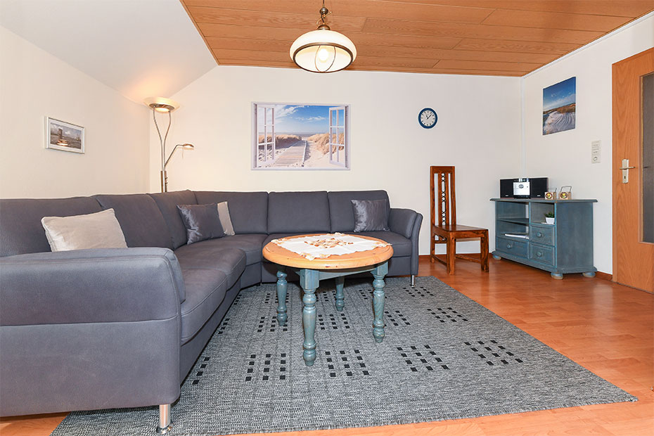 Ferienwohnung 1 - Wohnzimmer mit integriertem Küchenbereich
