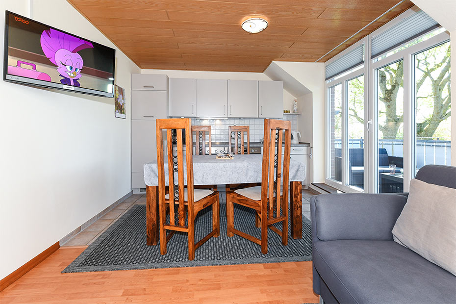 Ferienwohnung 1 - Wohnzimmer mit integriertem Küchenbereich