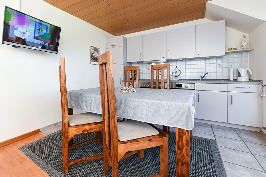 Ferienwohnung 1 - Wohnzimmer mit integriertem Küchenbereich