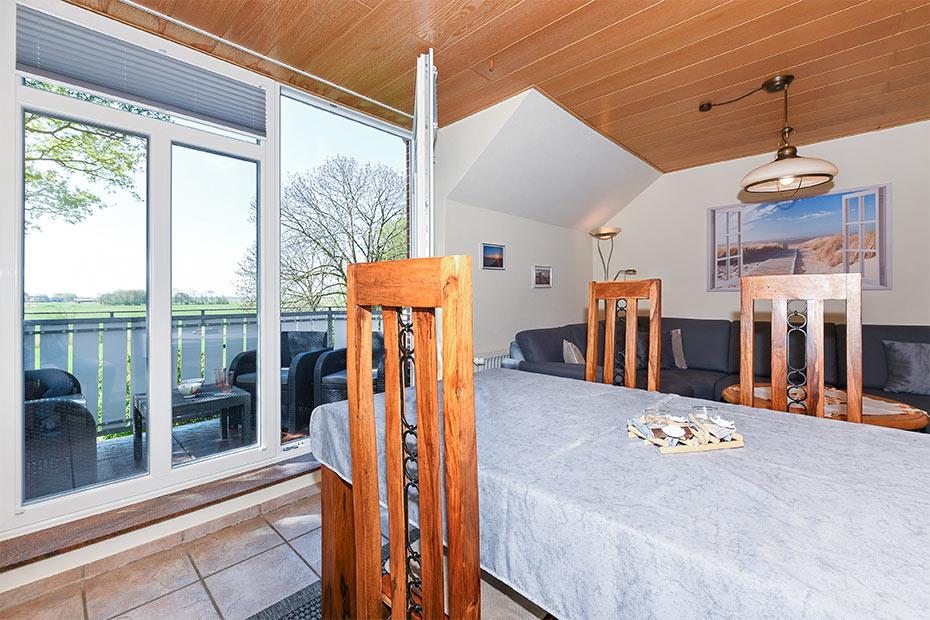 Ferienwohnung 1 - Wohnzimmer mit integriertem Küchenbereich