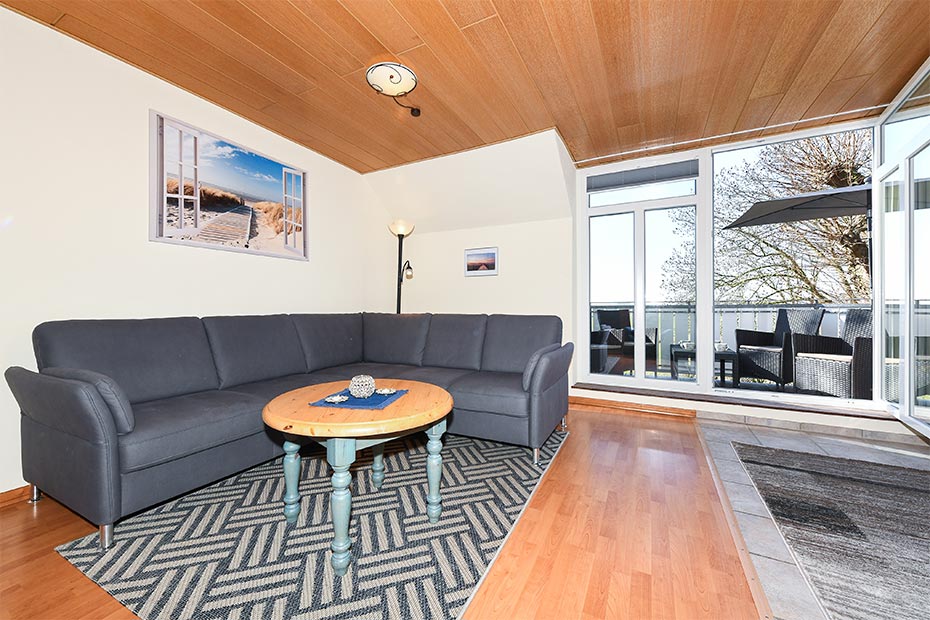 Ferienwohnung 2 - Wohnzimmer mit integriertem Küchenbereich