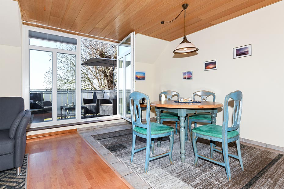 Ferienwohnung 2 - Wohnzimmer mit integriertem Küchenbereich