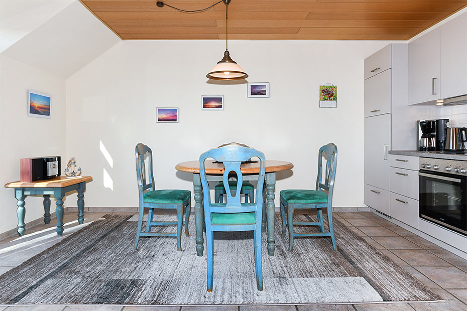 Ferienwohnung 2 - Wohnzimmer mit integriertem Küchenbereich