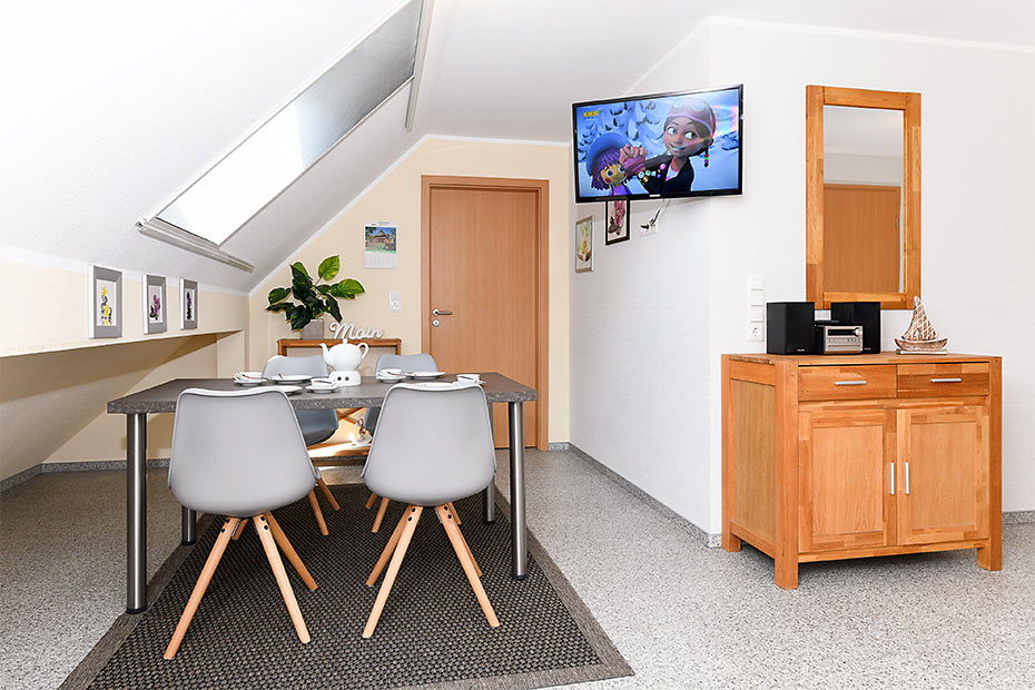 Ferienwohnung 3 - Wohnzimmer mit integriertem Küchenbereich